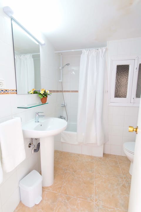 Combined shower/tub, free toiletries, hair dryer, bidet