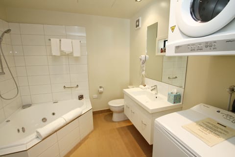 Executive Double Spa Studio Apartment | Bathroom | Shower, free toiletries, hair dryer, bathrobes