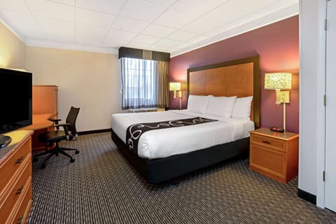 Room, 1 King Bed, Accessible, Non Smoking (Mobility Accessible) | Premium bedding, in-room safe, desk, iron/ironing board