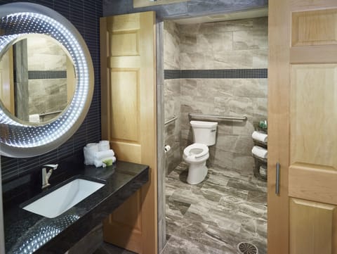 Signature Suite | Bathroom | Combined shower/tub, free toiletries, hair dryer, towels