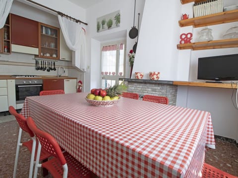 Tablecloth, Room, Property, Red, Furniture, Interior Design, Table, Dining Room, Floor, Building