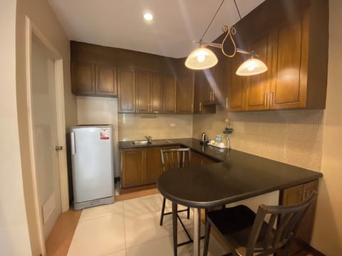 Executive Studio, 2 Twin Beds | Private kitchen | Fridge