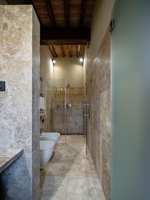 Camera Garden | Bathroom | Free toiletries, hair dryer, bidet, towels