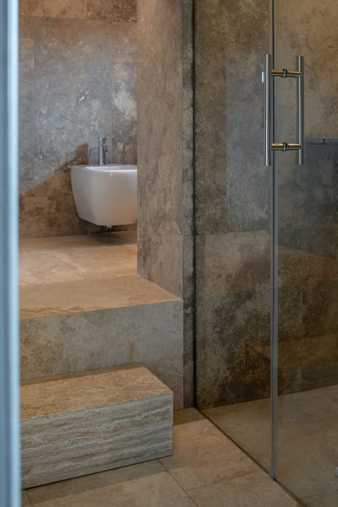 Executive Suite | Bathroom | Free toiletries, hair dryer, bidet, towels