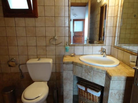 Suite, 1 Bedroom, Sea View | Bathroom | Shower, rainfall showerhead, hair dryer, towels