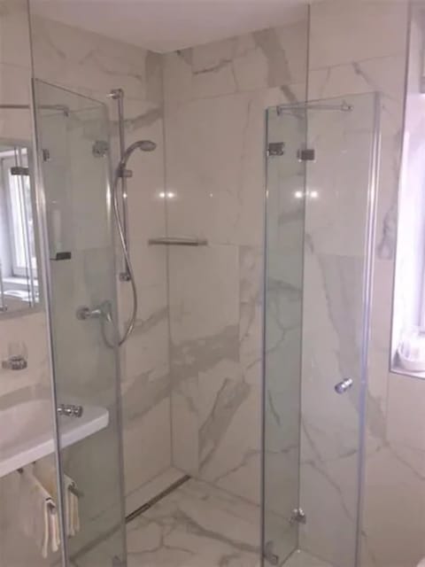 Comfort Double Room | Bathroom | Shower, towels