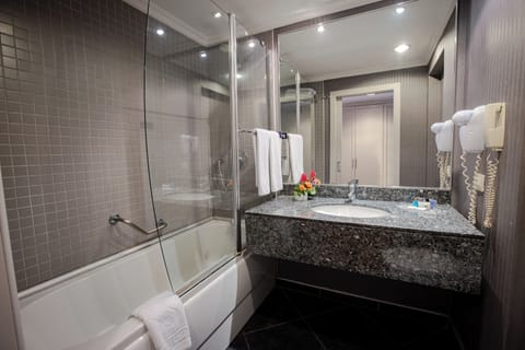 Deluxe Double Room | Bathroom | Free toiletries, hair dryer, bathrobes, slippers