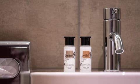 Shower, rainfall showerhead, free toiletries, hair dryer