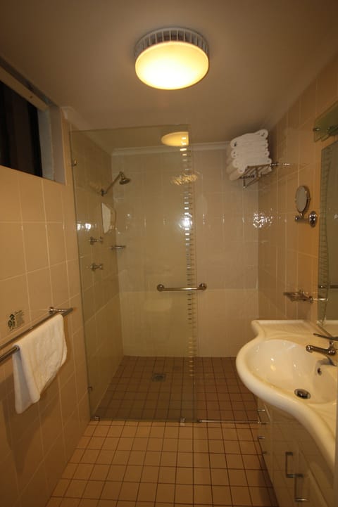 Family Room | Bathroom | Shower, free toiletries, hair dryer, bathrobes