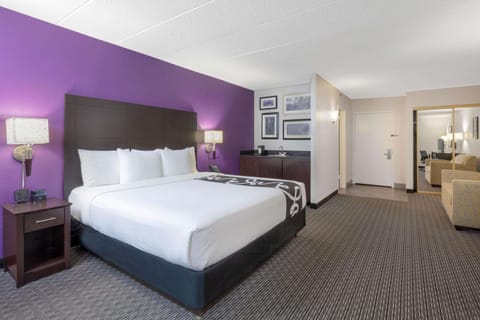 Deluxe Room, 1 King Bed, Non Smoking (Deluxe Executive Room) | Premium bedding, in-room safe, desk, iron/ironing board