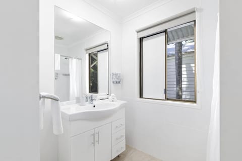 Garden Queen Twin Villa | Bathroom | Shower, free toiletries, hair dryer, towels