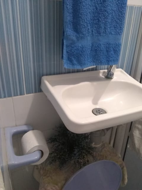 Room, 2 Bedrooms, Accessible, Smoking | Bathroom | Free toiletries, towels