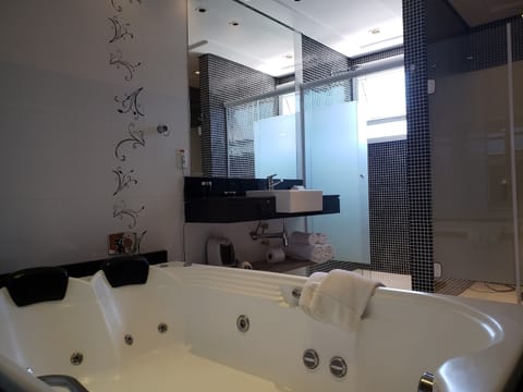 Premium Suite | Bathroom | Shower, free toiletries, hair dryer, towels