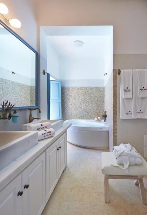 Luxury Studio Suite | Bathroom | Jetted tub, designer toiletries, hair dryer, bathrobes