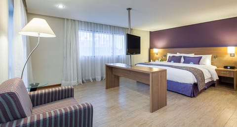 Business Suite, 1 King Bed | Minibar, in-room safe, desk, iron/ironing board