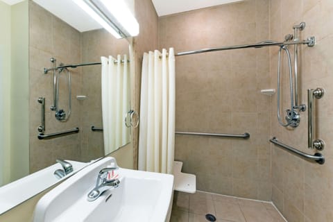 Combined shower/tub, free toiletries, hair dryer, towels