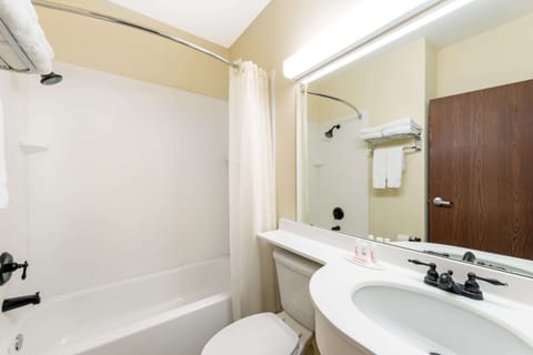 Combined shower/tub, free toiletries, hair dryer, towels