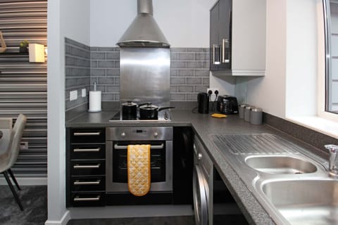 Executive Apartment (Cross Country) | Private kitchen | Full-size fridge, microwave, oven, stovetop