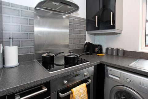 Executive Apartment (Cross Country) | Private kitchen | Full-size fridge, microwave, oven, stovetop