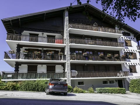 Plant, Building, Sky, Property, Window, Vehicle, Wheel, Car, House