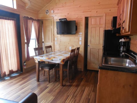 Deluxe Cabin | Private kitchen | Fridge, microwave, coffee/tea maker, toaster