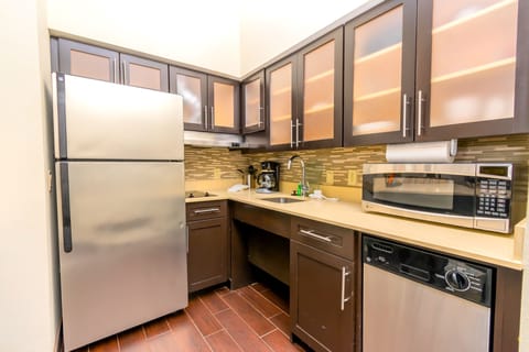 Full-size fridge, microwave, stovetop, dishwasher