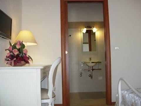 Standard Double Room Single Use, Private Bathroom | Bathroom | Shower, free toiletries, hair dryer, bidet