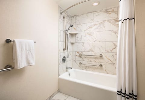 Combined shower/tub, free toiletries, hair dryer, towels