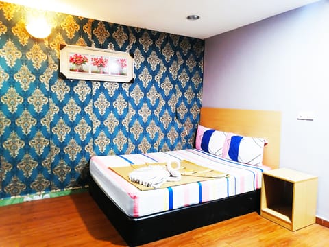 Double Room | Desk, iron/ironing board, free WiFi, bed sheets