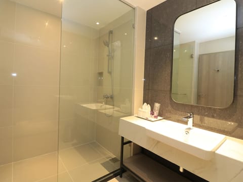 Premier Sea View Room | Bathroom | Shower, hair dryer, bathrobes, slippers