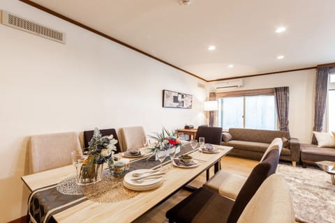Private Vacation Home, Non Smoking | In-room dining