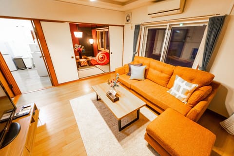 Private Vacation Home, Non Smoking | Living room | Flat-screen TV