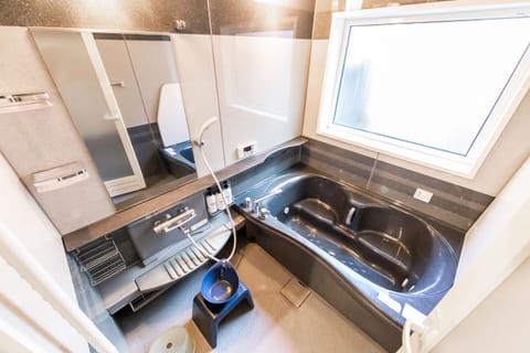 Private Vacation Home, Non Smoking | Bathroom | Separate tub and shower, free toiletries, hair dryer, slippers