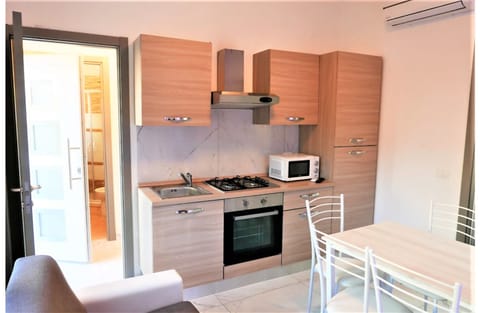 Apartment, 2 Bedrooms (1) | Private kitchen | Full-size fridge, microwave, oven, stovetop