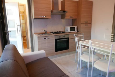 Apartment, 2 Bedrooms (1) | Private kitchen | Full-size fridge, microwave, oven, stovetop