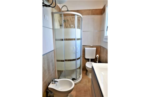 Apartment, 2 Bedrooms (5) | Bathroom | Shower, rainfall showerhead, bidet