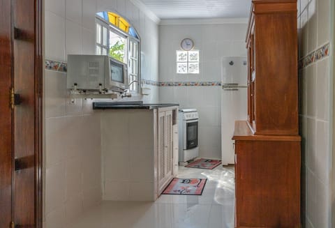 House, 2 Bedrooms | Private kitchen | Fridge, microwave, oven, stovetop