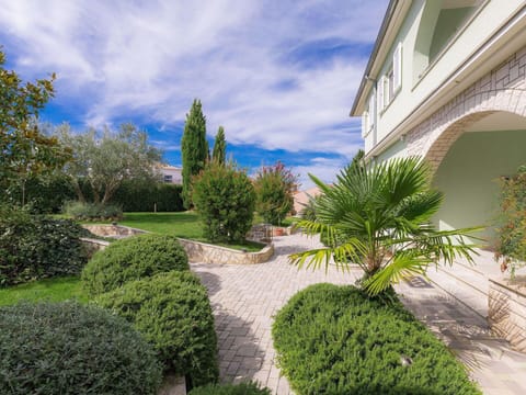 Property, Vegetation, Real Estate, Tree, Grass, Daytime, Natural Landscape, Garden, House, Residential Area