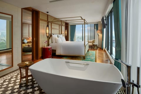 Deluxe Suite, 1 King Bed, Club Lounge Access | Bathroom | Eco-friendly toiletries, bathrobes, slippers, bidet