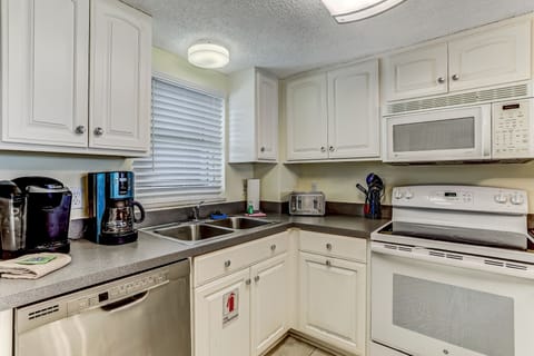 Condo, 2 Bedrooms | Private kitchen | Fridge, oven, coffee/tea maker