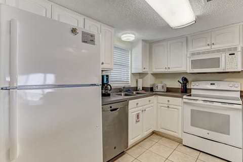 Condo, 2 Bedrooms | Private kitchen | Fridge, oven, coffee/tea maker