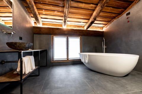 Panoramic Room | Deep soaking bathtub
