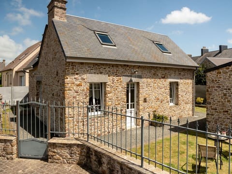 Sky, Cloud, Building, Window, Plant, House, Land Lot, Brickwork, Cottage, Wood