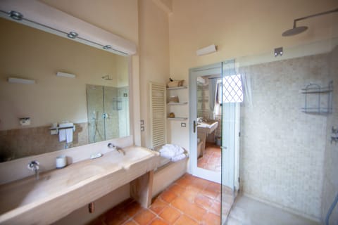 Deluxe Suite, Sauna (Hammam) | Bathroom | Free toiletries, hair dryer, bidet, towels