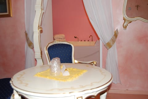 Suite, Hot Tub | Minibar, in-room safe, desk, cribs/infant beds