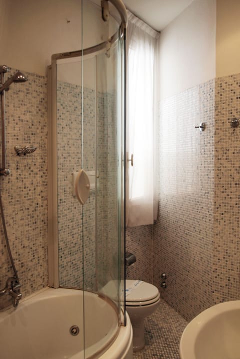 Triple Room | Bathroom | Free toiletries, hair dryer, towels