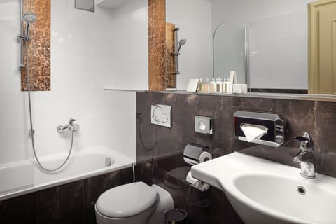 Deluxe Double Room | Bathroom | Free toiletries, hair dryer, towels