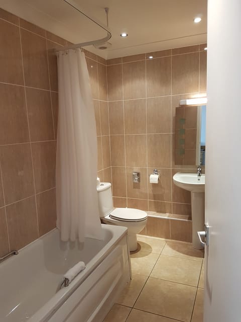 Standard Twin Room | Bathroom | Combined shower/tub, free toiletries, hair dryer, towels