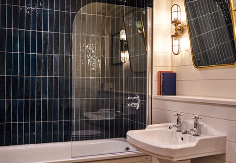 Heritage Room | Bathroom | Combined shower/tub, deep soaking tub, free toiletries, hair dryer