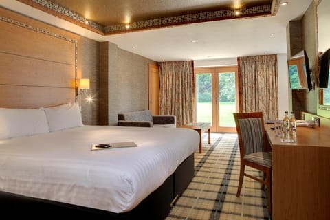 Suite, 1 King Bed, Non Smoking | In-room safe, desk, blackout drapes, iron/ironing board